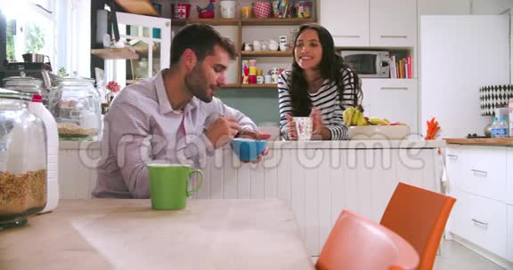 年轻夫妇一起吃早餐视频的预览图