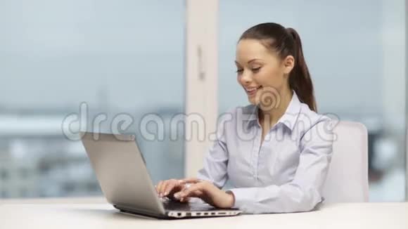 微笑的女商人或带手提电脑的学生视频的预览图