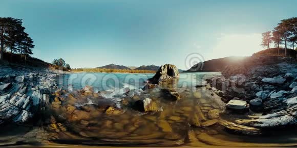 在美丽的山景中一条河在岩石上流动虚拟现实视频的预览图