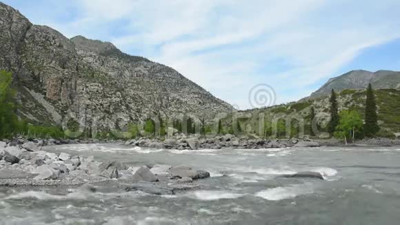 阿尔泰山的卡顿河俄罗斯西伯利亚视频的预览图