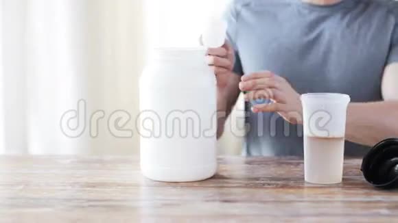 用蛋白奶昔瓶和罐子把人关起来视频的预览图