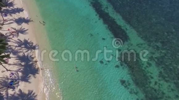 泰国萨梅岛有绿松石水的海滩鸟瞰视频的预览图