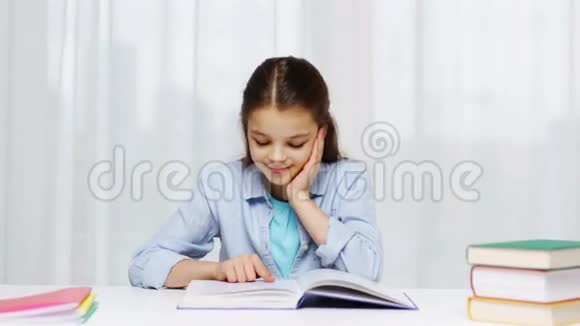 快乐的学校女孩在家读书或课本视频的预览图