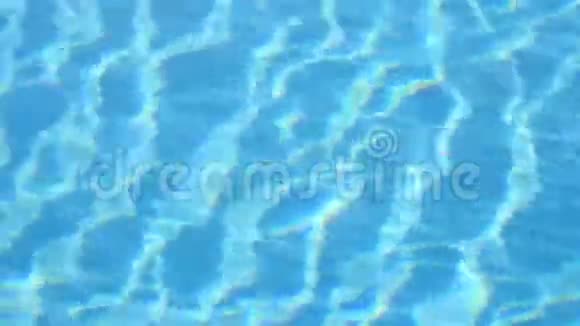 游泳池里的蓝色水水上运动视频的预览图