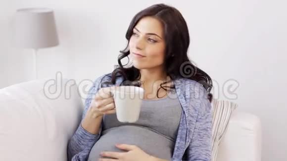 快乐的孕妇在家喝茶视频的预览图