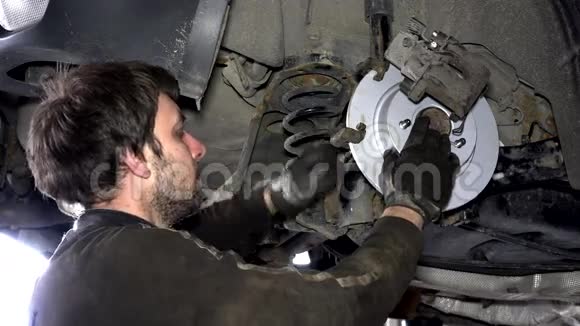人修理汽车制动系统视频的预览图