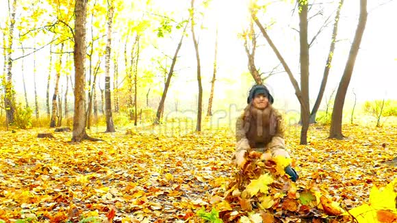 秋天公园的布鲁内特女孩视频的预览图