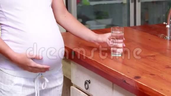 孕妇喝一杯水视频的预览图