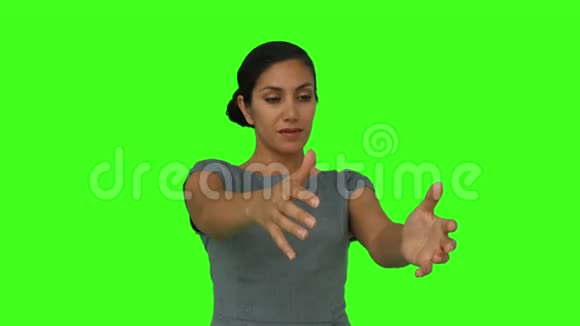 女商人用她的双手呈现视频的预览图