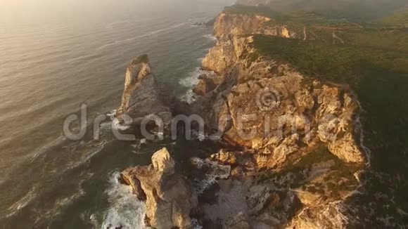 海洋鸟瞰海岸的岩石视频的预览图