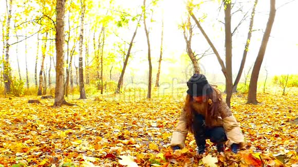 秋天公园的布鲁内特女孩视频的预览图