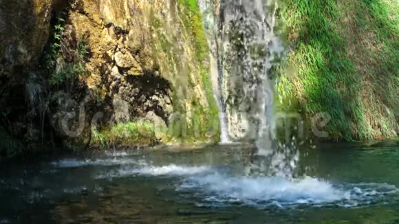 详细查看美丽的瀑布在普利特维国家公园克罗地亚视频的预览图