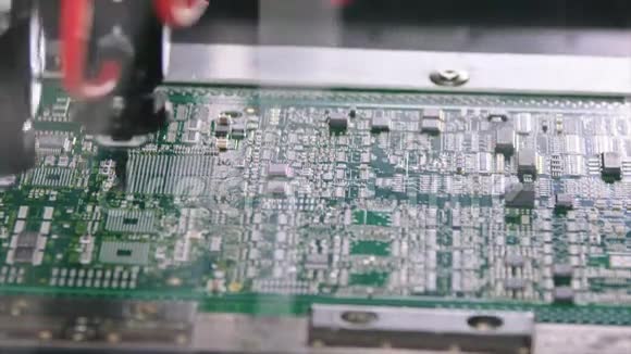 表面安装技术smt机器将电阻电容晶体管LED和集成电路放置在电路板上视频的预览图
