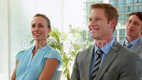 商务人士在会议期间微笑视频的预览图