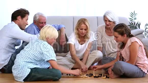 一家人在家下棋视频的预览图