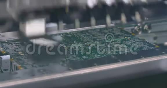 表面安装技术smt机器将电阻电容晶体管LED和集成电路放置在电路板上视频的预览图