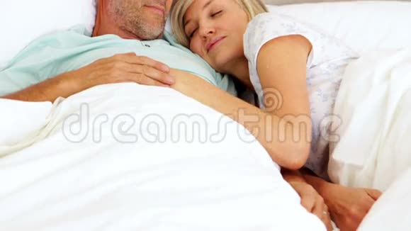 一对躺在床上拥抱的情侣视频的预览图