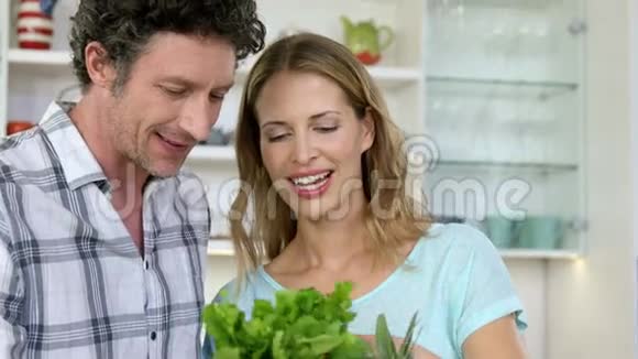 微笑的夫妇抱着番茄视频的预览图