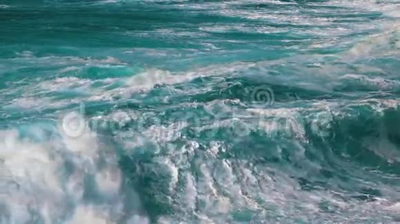 海浪拍岸视频的预览图