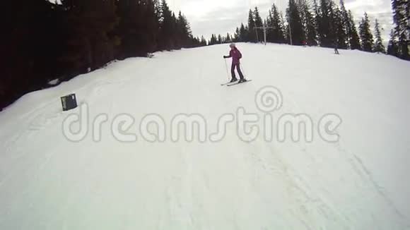 滑雪运动员下山视频的预览图