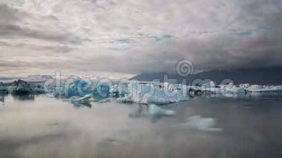 蓝色冰山漂浮视频的预览图