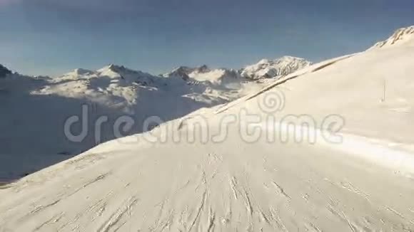 滑雪运动员下山视频的预览图