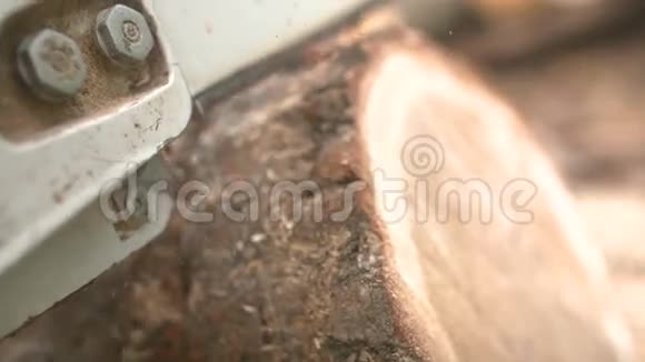 用电锯缓慢地切割木材视频的预览图
