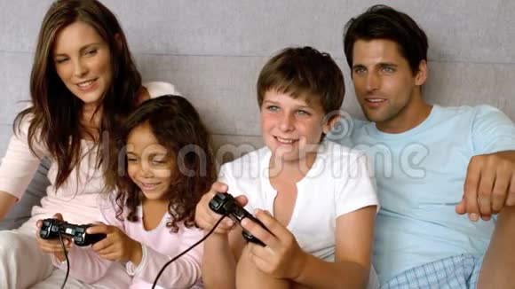 一家人玩电子游戏视频的预览图