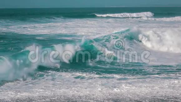 海浪拍岸视频的预览图
