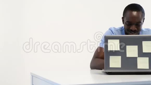 使用笔记本电脑的非裔美国人视频的预览图