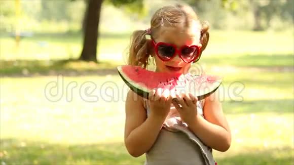 吃西瓜的小女孩视频的预览图