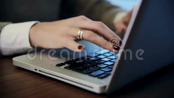 女性在咖啡馆使用笔记本电脑视频的预览图