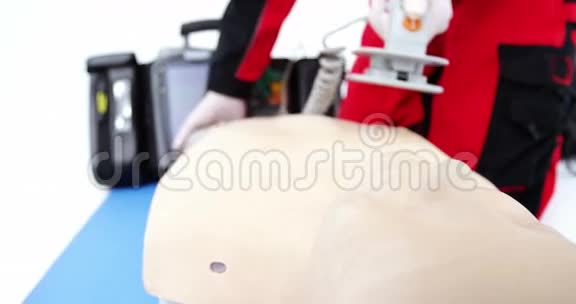 心肺复苏培训期间男性护理人员视频的预览图