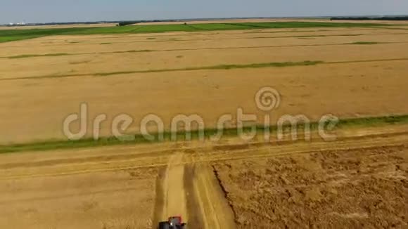 收割大麦的收割机麦田和大麦农业机械的工作联合收割机和拖拉机视频的预览图