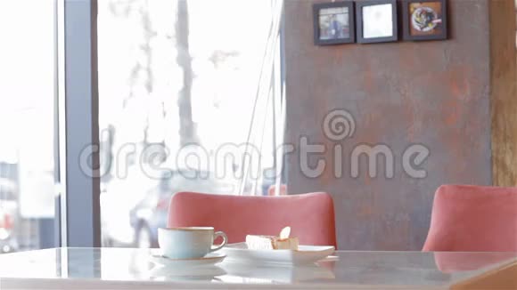 有魅力的商务女性坐在咖啡馆里视频的预览图