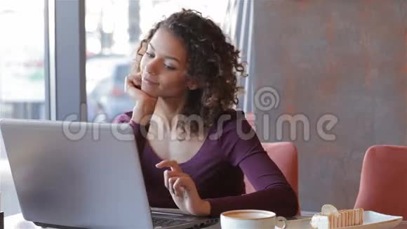 年轻的商务女性坐在咖啡馆里视频的预览图