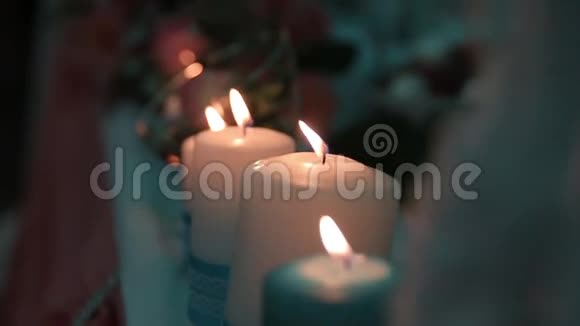 用火柴点燃蜡烛获得浪漫的烛光令人惊奇的安德烈斯和烛台在桌子上住宿视频的预览图