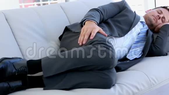 商人睡在沙发上视频的预览图