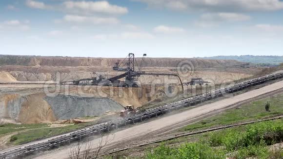 用挖掘机打开煤矿视频的预览图