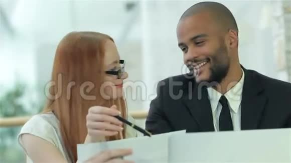 微笑着成功的商人坐在餐桌前视频的预览图