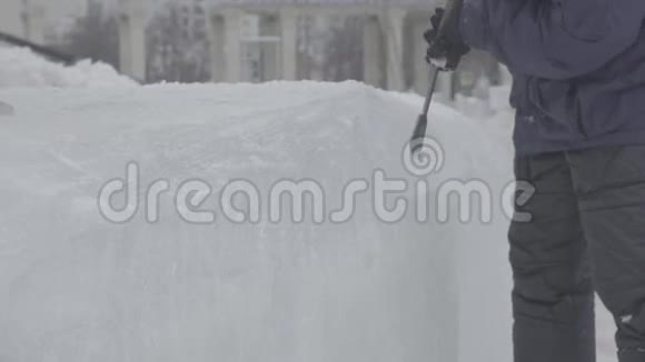 主刮刀在冰上执行一个动作以创造一个冰雕掌握使用特殊工具研磨视频的预览图