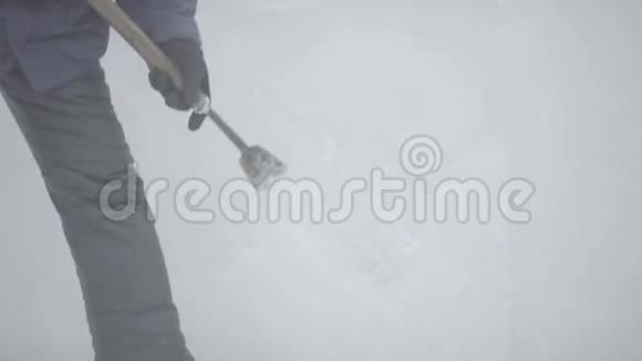 主刮花器完成跨越冰面的运动以创造冰雕掌握使用特殊工具下磨的方法视频的预览图
