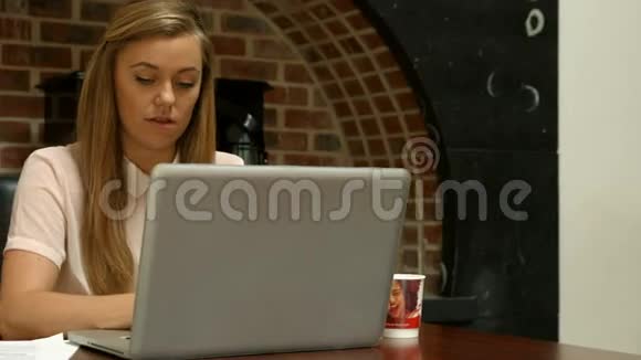 年轻的女商人在她的笔记本电脑上工作视频的预览图