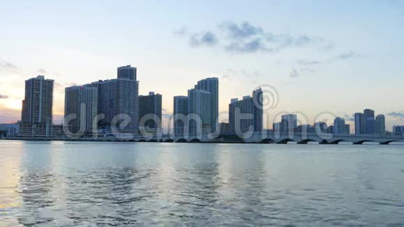 夏日夕阳西下迈阿密市中心大桥全景4k美国视频的预览图