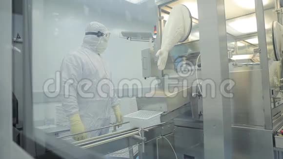 制药业男厂工人在制药厂检查药丸包装质量自动自动自动视频的预览图