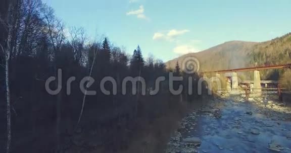 飞越山区河流视频的预览图