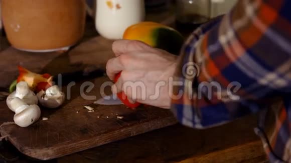 男人在厨房的砧板上剁菜视频的预览图