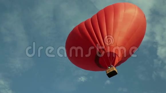 在空中飞行的热气球视频的预览图
