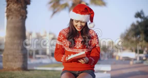 圣诞老人帽子里漂亮的女人视频的预览图