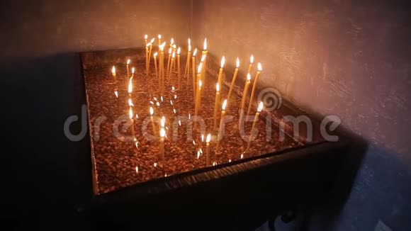 用火柴点燃蜡烛来获得浪漫的烛光桌子上摆着令人惊叹的香烛和烛台住宿视频的预览图